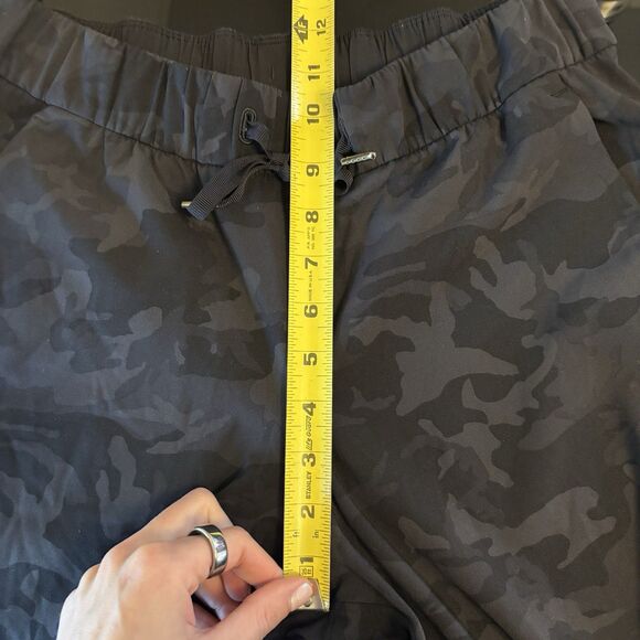 Lululemon Women's On the Fly‎ Athletic Pants  27" Black Camo 6 - Picture 7 of 8